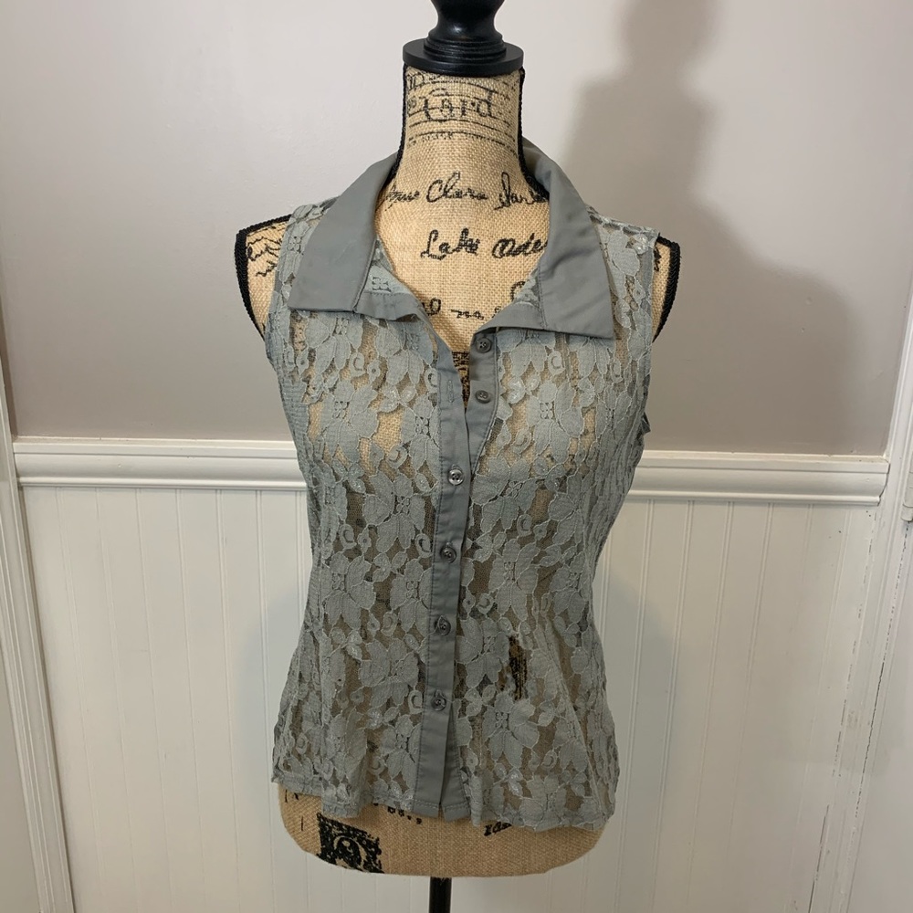 ⭐️7 for $25⭐️Lace Button Down